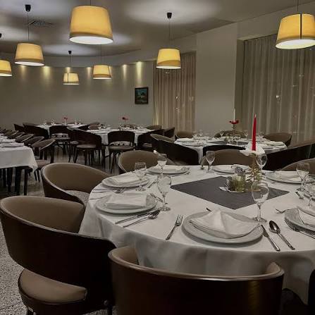 Glavni restoran Banje Kulaši sa postavljenim stolovima i toplim svjetlom lampi